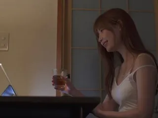 Tsumugi Akari ricattata dal collega: una storia di sesso in ufficio
