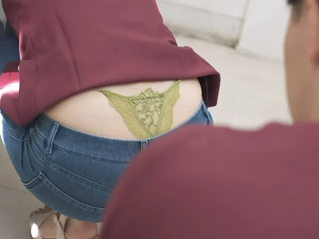 สาวใหญ่เมียแต่งสุดเซ็กซี่กับหนุ่มรุ่นน้องในร้านสะดวกซื้อ