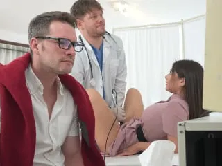诊所里的背叛：丈夫亲眼目睹妻子被医生当场内射